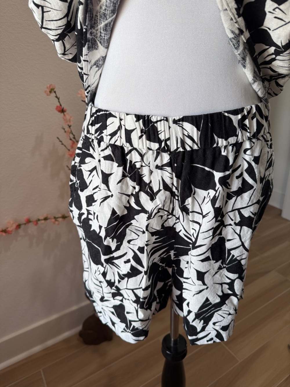 Michael Kors Black and White Floral Print linen Top and shorts - Picture 4 of 6
